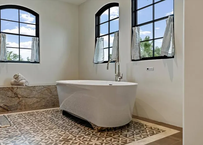 Dom wakacyjny Luxury Pv Estate | Pool + Mountain Views | 30+ Day Scottsdale