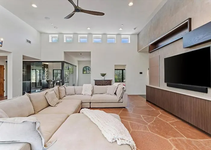 Dom wakacyjny Luxury Pv Estate | Pool + Mountain Views | 30+ Day Scottsdale